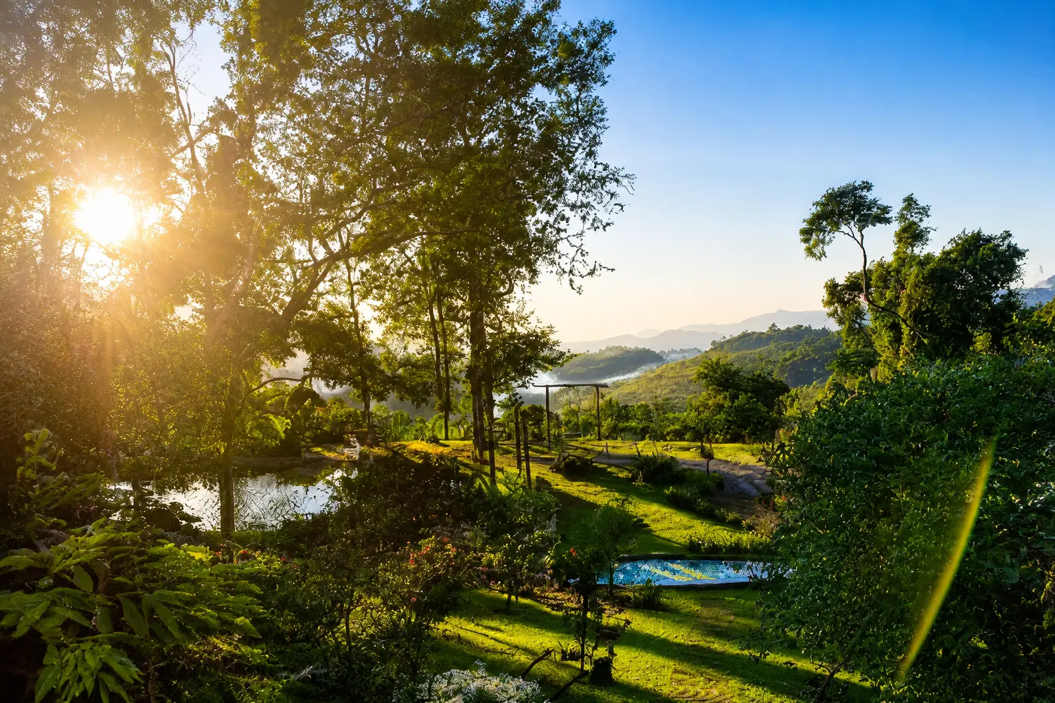 Ampla área externa cercada pela natureza no Bangalô do Lago para casamentos e eventos em Paraty
